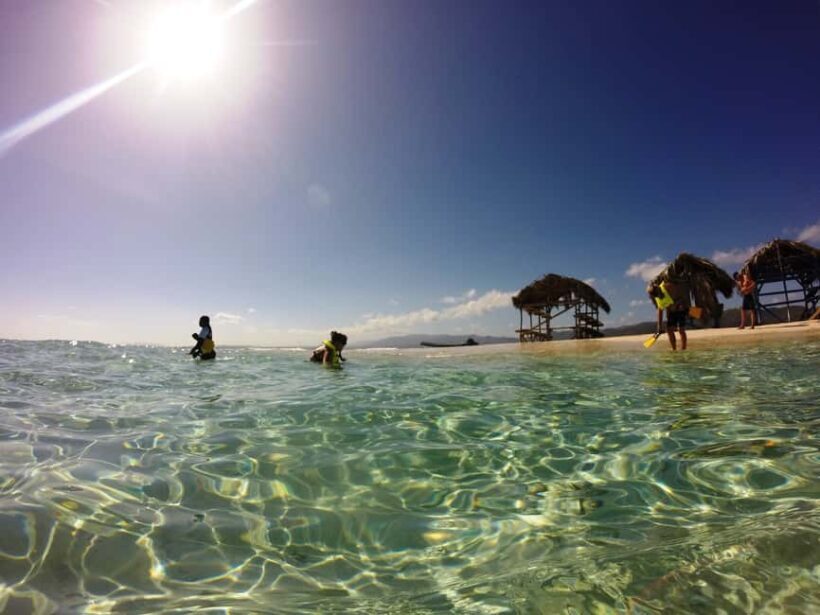 Mar turquesa y arena en Cayo Arena, una de las excursiones desde Puerto Plata